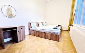 Spacious Rooms - 15 Min From Airport & City Center, 5 Min From Vienna Main-Bus Station Ez9